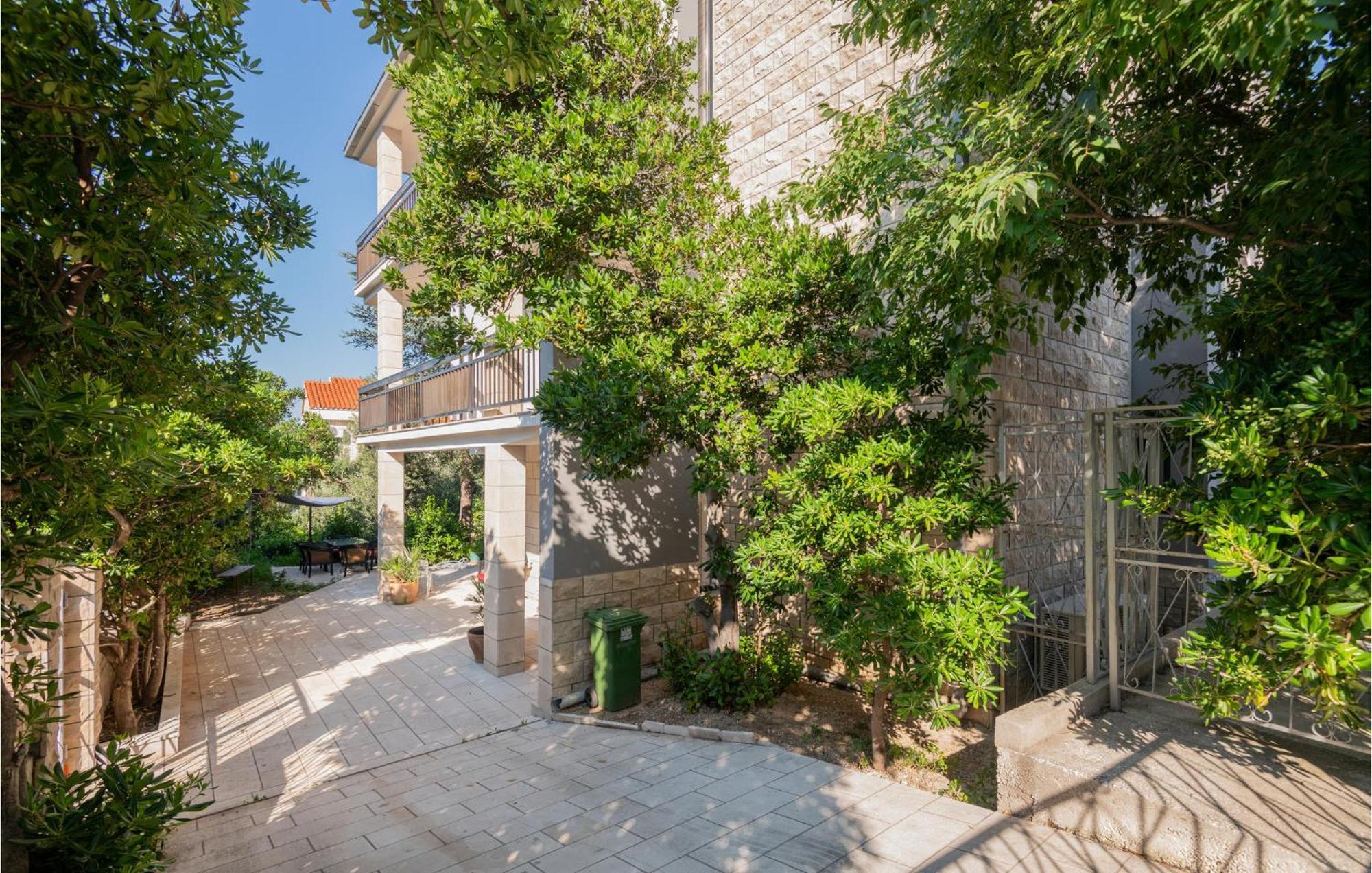 Awesome Apartment In Makarska With Wifi Bagian luar foto